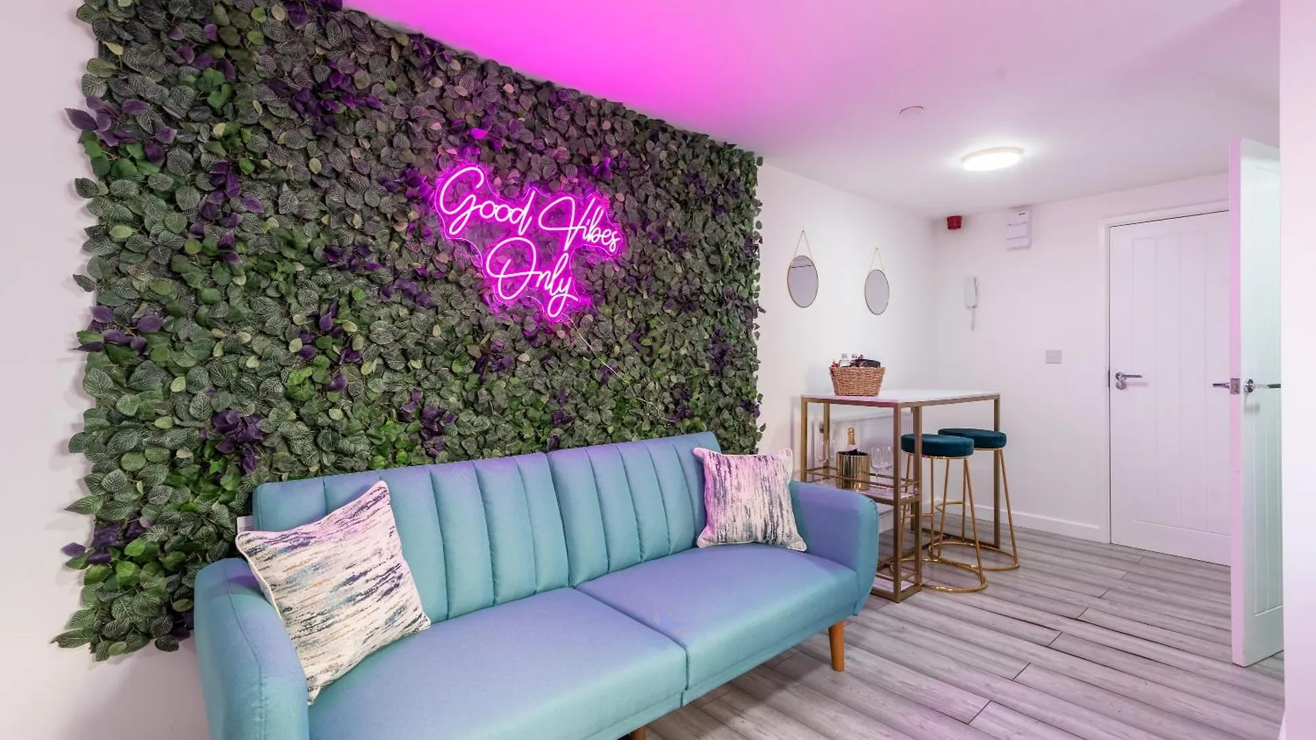 Modern & Spacious One Bedroom With Sofa Bed Cardiff