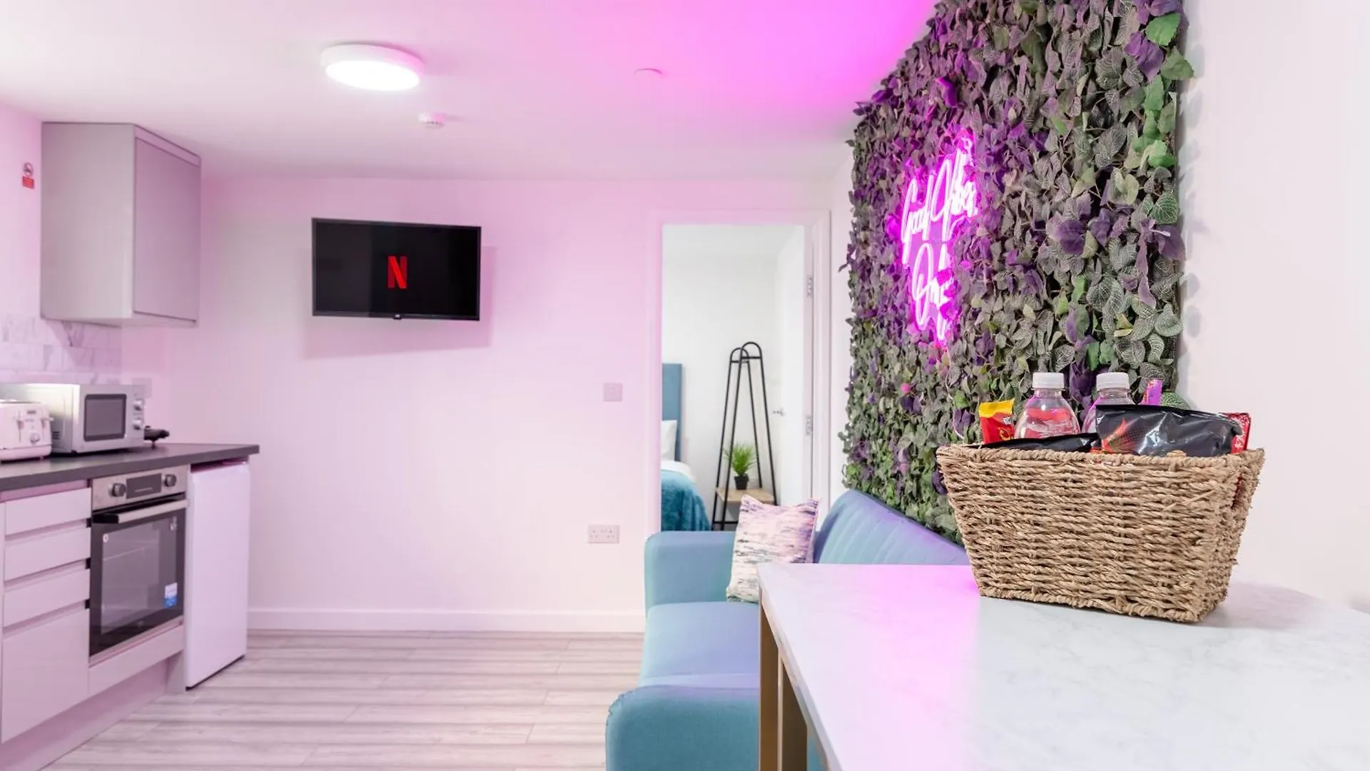 Modern & Spacious One Bedroom With Sofa Bed Cardiff Apartment